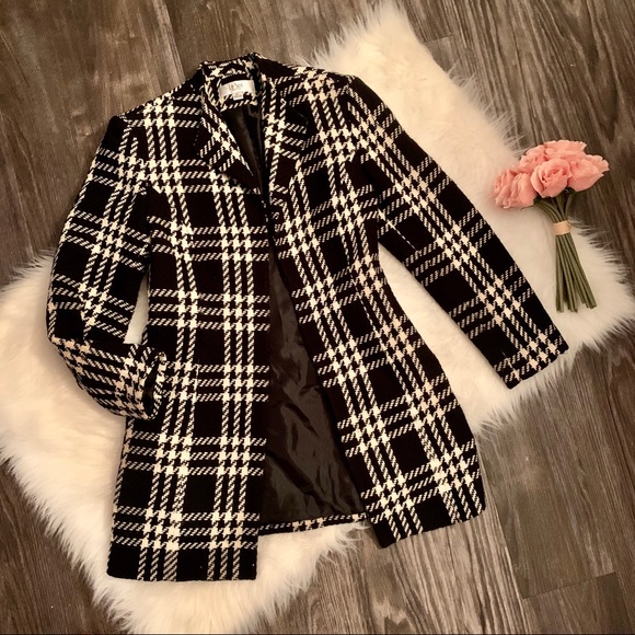Le Suit Jackets & Blazers - EUC Le Suit black and white plaid long jacket
